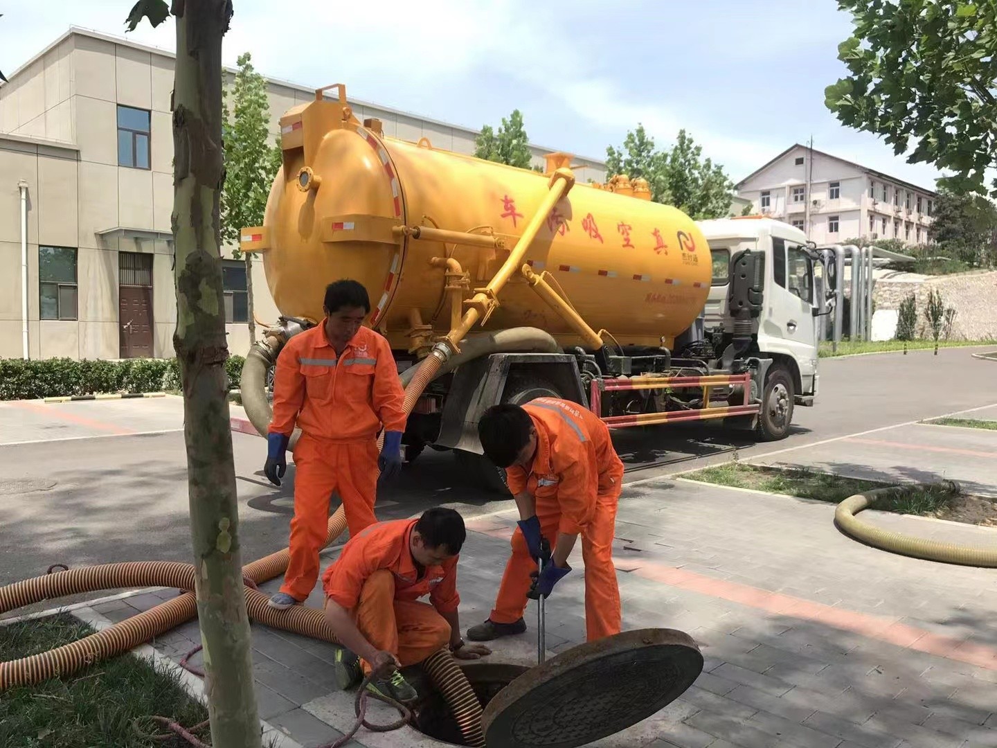 隆子管道疏通车停在窨井附近