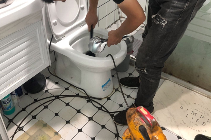 隆子马桶堵塞自己疏通还是找师傅?专业上门服务让你省时更省心